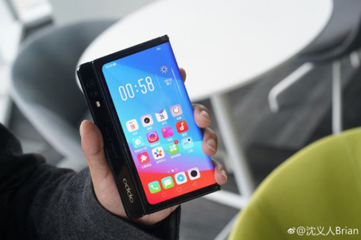 Concept smartphone có thể gập lại của Oppo khá giống với Huawei Mate X - 2